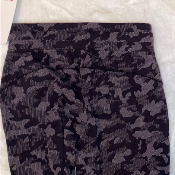 Lululemon ✨sold out✨ Camo jogger - Picture 6 of 6